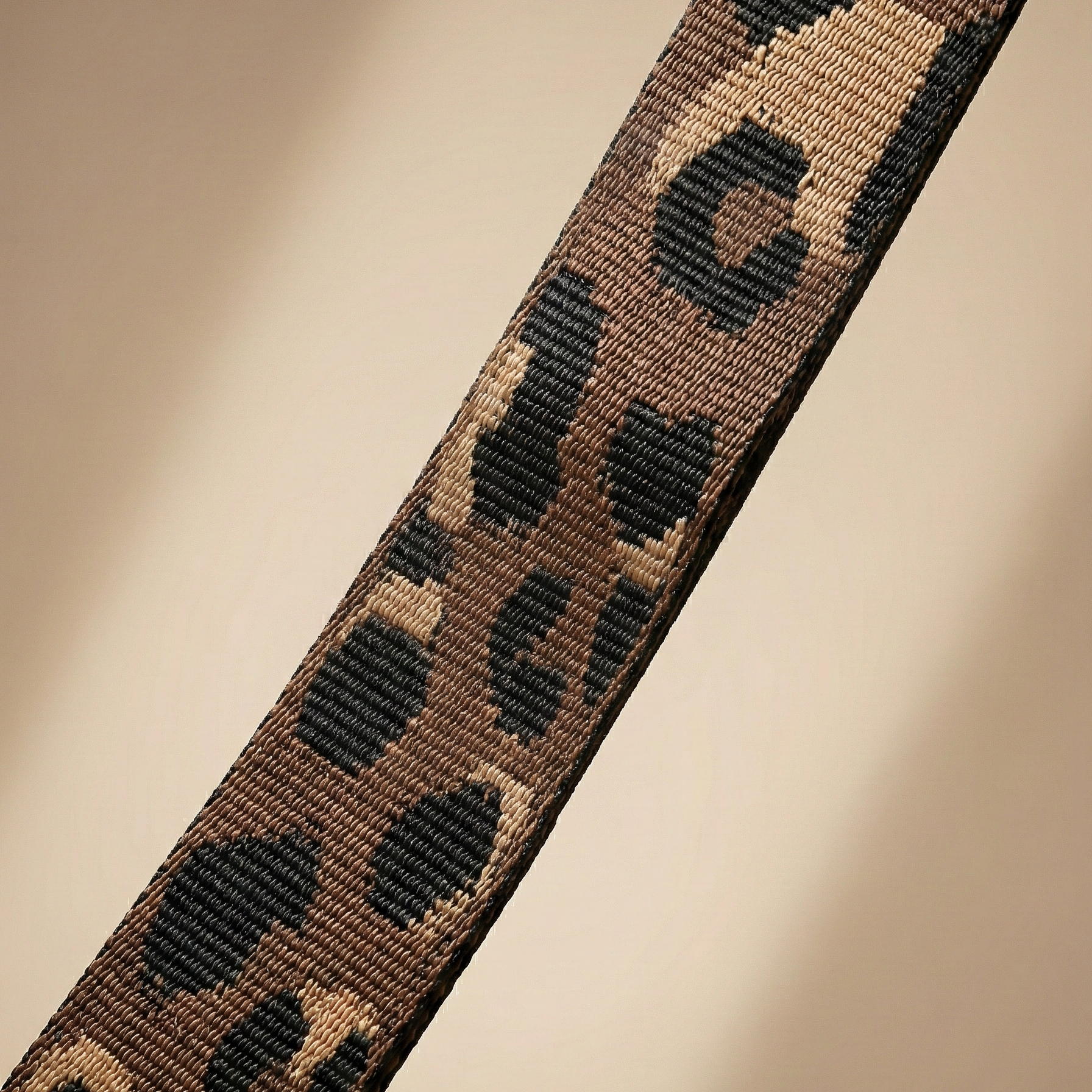 Gassi-Tasche | personalisierbar, wasserabweisend, Schwarz mit Leo-Gurt | Handgefertigt in Deutschland