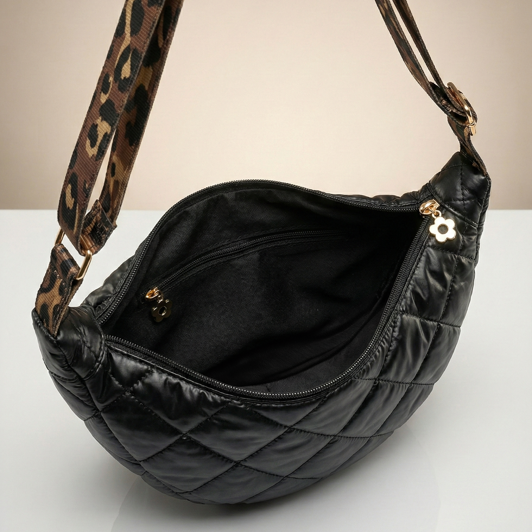 Gassi-Tasche | personalisierbar, wasserabweisend, Schwarz mit Leo-Gurt | Handgefertigt in Deutschland